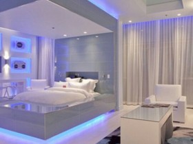 Кровать с подсветкой в современной спальне