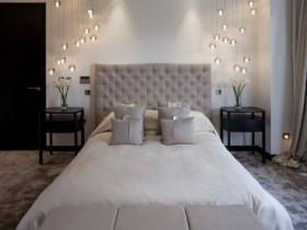 Современная спальня с красивым освещением