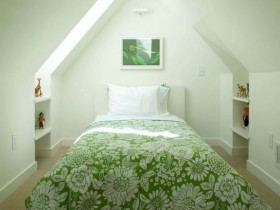 Спальня салатового цвета со скошенным потолком