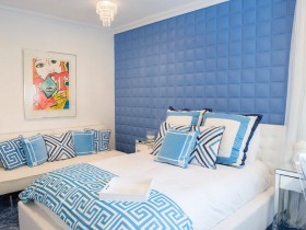 Бело-голубая спальня в стиле поп-арт