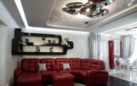 Белая гостиная в стиле хай-тек с красным диваном