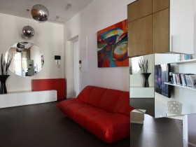 Комната для подростка с красным диваном