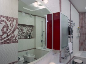 Интерьер большой белой ванной комнаты