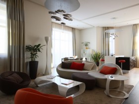Интерьер современной гостиной с белой мебелью необычной формы