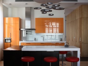 Бело-оранжевая кухня в современном стиле