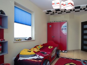 Кровать для мальчика в виде гоночной машины