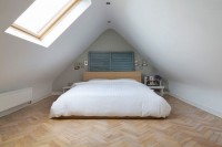 Маленькая светлая спальня со скошенным потолком