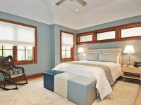 Креативная спальня теплых оттенков с деревянными окнами
