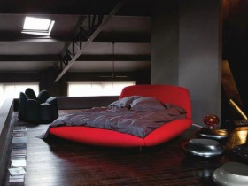 Темная спальня с красной кроватью