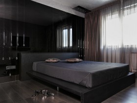 Современная черная спальня с серым потолком