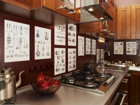 Кухня с деревянной мебелью и плакатами кухонной посуды