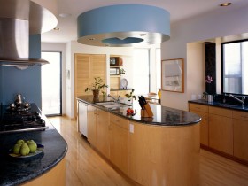 Деревянный кухонный островок в светлой кухне