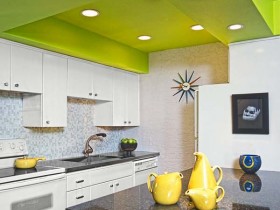 Светлая кухня с зеленым многоуровневым потолком