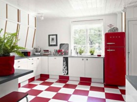 Белая кухня с красным холодильником и шахматной плиткой