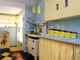 Кухня голубого цвета с кремовой мебелью