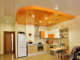 Современная светлая кухня с оранжевым потолком