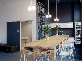 Сине-белая кухня с деревянным столом из поддонов