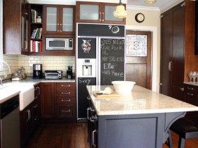 Дизайн кухни с холодильником на котором можно писать мелом