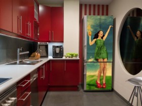 Красно-белая кухня с ярким холодильником