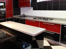 Кухня в красно-черно-белых тонах