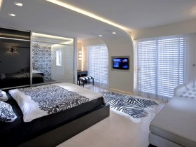 Светлая спальня в стиле хай-тек с элементами стиля сафари