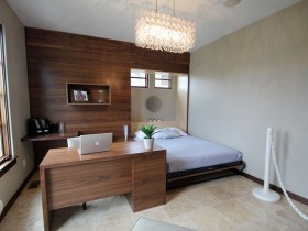Светлая спальня совмещенная с личным кабинетом
