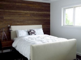 Белая спальня с одной деревянной стеной