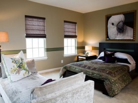 Интерьер спальни в контрастных оттенках с картиной попугая над кроватью