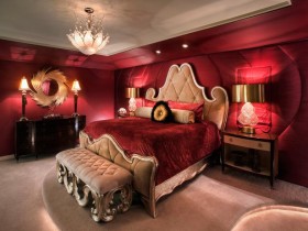 Роскошная спальня в темно-красных оттенках с романтической подсветкой