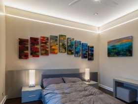 Современная светлая спальня с яркими картинами