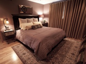 Темная спальня с элементами стиля сафари