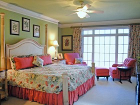 Светло-зеленая спальня с розовой мебелью