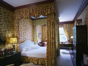 Спальня с личным кабинетом и кроватью под балдахином