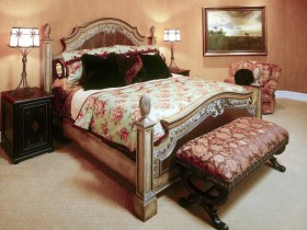 Дизайн резной деревяной кровати в классическом стиле