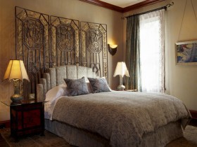 Интерьер спальни с элементами романского стиля