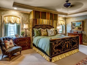 Роскошная спальня с классической деревянной мебелью и золотистым текстилем
