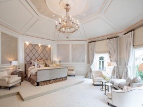 Большая светлая спальня с классической мебелью
