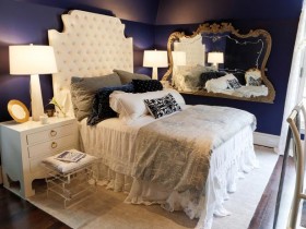 Темно-синяя спальня с белой мебелью
