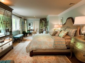 Креатвиный интерьер классической спальни с зеркальным шкафом и зеленым комодом