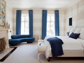 Интерьер бело-синей спальни в средиземноморском стиле