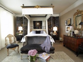 Спальня в стиле барокко с кроватью под балдахином