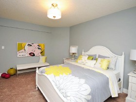 Интерьер светлой спальни в стиле поп-арт