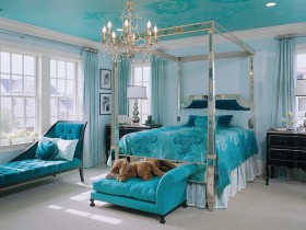 Спальня в бирюзовом цвете с кроватью под балдахином
