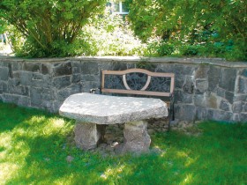Каменный столик в саду
