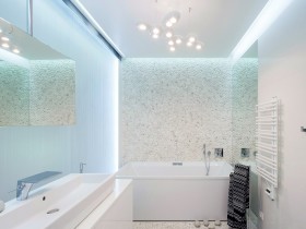 Красивая ванная комната в светлых оттенках