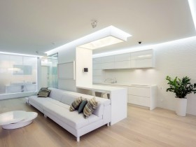 Интерьер совмещенной гостиной в светлой квартире
