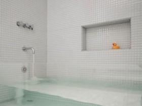 Светлая ванная комната с прозрачной ванной