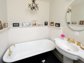 Стильная ванная комната в светлых оттенках