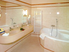Интерьер ванной комнаты в светлых оттенках