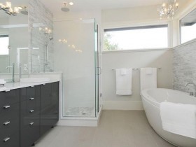 Интерьер светлой ванной комнаты с элементами модернизма